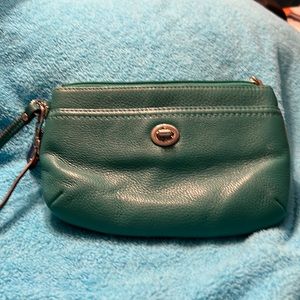 Coach clutch with handle